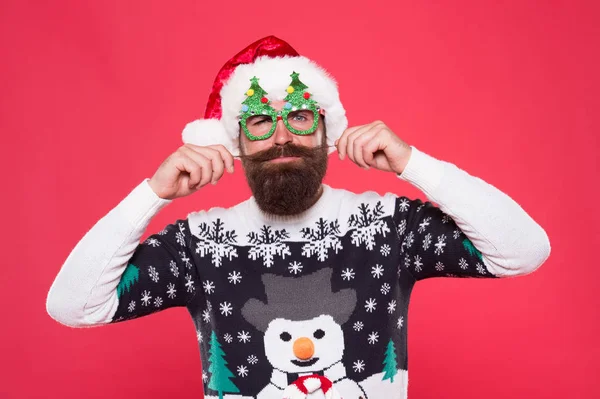 Celebração de Natal e Ano Novo. Homem barbudo feliz com olhar de Pai Natal. Papai Noel usa óculos de festa de árvore de Natal. Festa de Natal acessórios de férias. Um bigode bem preparado. Conceito de barbearia — Fotografia de Stock