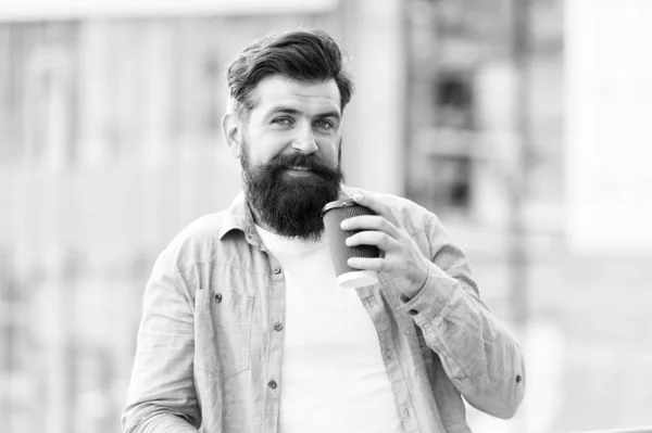 A fazer um gole. Grandes ideias vêm de um ótimo café. Um homem bebe um café. Homem barbudo relaxar ao ar livre. Conceito de pausa para café. viciado em cafeína. Café da manhã. Maduro hipster desfrutar de bebida quente — Fotografia de Stock