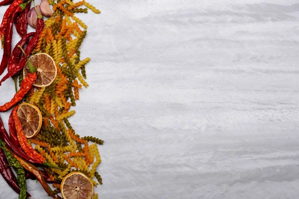 Lezzetli renkli İtalyan makarna ve malzemelerin dokulu arka plan üzerine — Stok fotoğraf