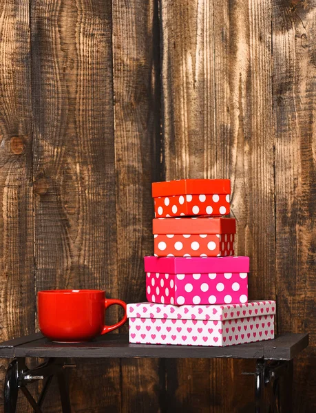 Xícara de chá ou café para beber com caixa de presente — Fotografia de Stock