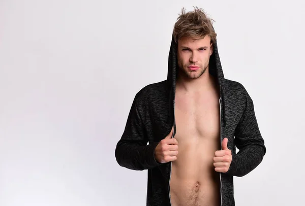 Concepto de moda y ropa deportiva. El hombre usa suéter gris oscuro — Foto de Stock