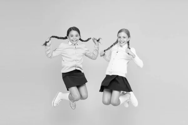 Γυμνάσιο. Παιδιά χαριτωμένοι μαθητές. Οι μαθήτριες καλύτερες φίλες εξαιρετικές μαθήτριες. Μαθήτριες τακτοποιημένες εμφάνιση σχολική στολή. Σχολική φιλία. Ημέρα γνώσης. Σχολικές χαρούμενες στιγμές — Φωτογραφία Αρχείου