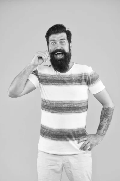 Sinto-me brincalhão. Homem barbudo hipster parede amarela. maduro brutal cara listrado camisa. barbearia de moda masculina. férias de verão. bigode de marinheiro feliz. Junta-te à minha onda. conceito de verão. estilo marinho — Fotografia de Stock