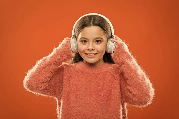 I have a soul for music. Cute girl child listening to music in stereo headphones. Small child enjoy music playing in earphones. Adorable little kid enjoying favorite music — Stock Photo, Image