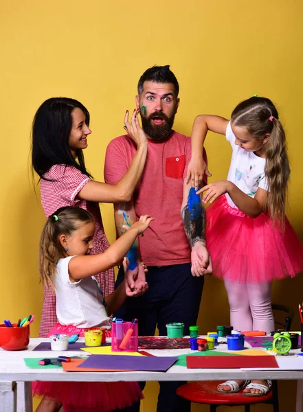 Chicas, hombres y mujeres con caras conmocionadas y felices — Foto de Stock