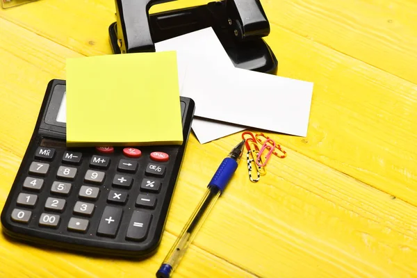 Zakelijke en werk concept: office-hulpprogramma's op gele achtergrond — Stockfoto