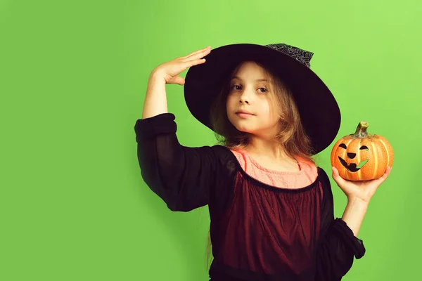 Kid in zwarte heks hoed, jurk en lachend gezicht — Stockfoto