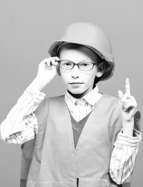 Mladý roztomilý stavitel chlapec — Stock fotografie