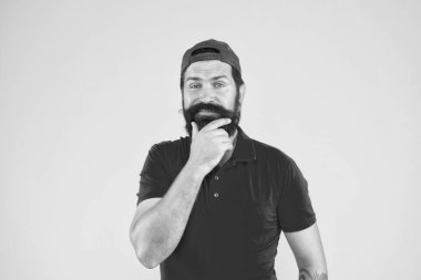 Güzel düşünce. Satış elemanı kariyeri. Mağaza işçisi kiralamak. Konukseverlik personeli. Süpermarket personeli aranıyor. Bıyıklı, düşünceli sakallı hippi üniforması sarı arka plan giyiyor. Dükkan personeli konsepti