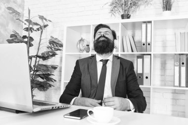 Kendine biraz zaman tanı. İş adamı teneffüste rahatlar. Sakallı adam iş arasında müzik dinler. Resmi takım elbiseli işverenin dinlenme molası var. Dinlen ve mola ver. Müzik ve rahatlama