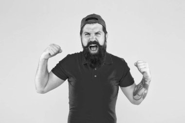 Olumlu duygular. Sarı arka plandaki mutlu adam. Kazandım. Başarılı bir gün. Mutlu, mutlu, gülümseyen adam. Adam gülen surat. Mutluluk kavramı. Psikolojik sağlık. Mutlu duygusal adam.