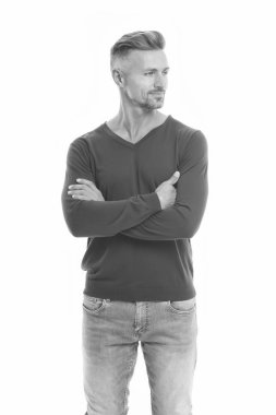 Adam gündelik tarzda yakışıklı görünüyor. Adam günlük kıyafet giyiyor. Günlük yaşam için moda. Moda konsepti. Yakışıklı manken. Rahat ve rahat hissediyorum. Erkek giyimi ve şık kıyafetler.