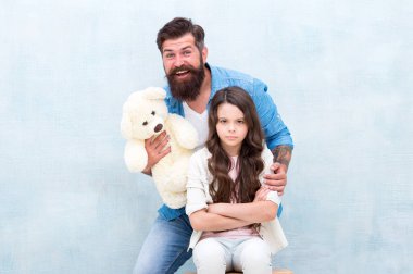 Neşelen biraz. Sürpriz yapıyorum. Sevgili baba ve çocuk. Baba ve kızı aydınlık arka plan. Baba-kız ilişkilerini güçlendiriyor. Çocuk ve baba en iyi arkadaşlar. Aile ilişkileri. Babalar Günü konsepti