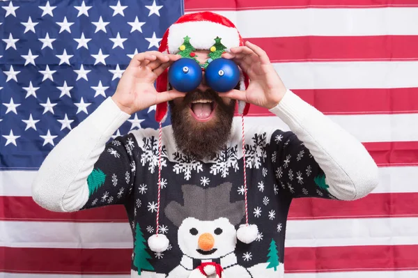 Guardare eccitato. Felice di vedervi. Un americano barbuto. Festeggia il Natale e il nuovo anno alla maniera americana. Saluti invernali. Mi diverto. Grande Natale americano. Felice sfondo bandiera Santa America. Occhi grandi — Foto Stock