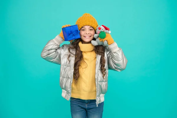 Счастливая маленькая девочка присутствует. шоппинг на Рождество. Счастливого Рождества. С Новым годом. Чувствую благодарность за хороший подарок. модный парень в модном пиджаке. тёплая зимняя одежда. Бонус онлайн покупки — стоковое фото