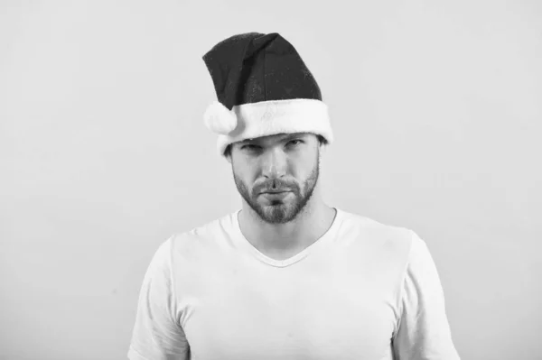 Macho con cara barbuda en sombrero de Navidad rojo —  Fotos de Stock