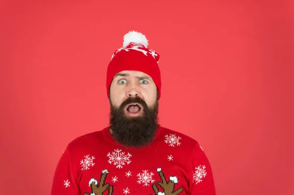 Dışarısı soğuk. Kış tatili atmosferi. Şaşkın Noel Baba 'nın portresi. Kırmızı arka plandaki sakallı adam. Örgü süveter giyen olgun bir hippi. Bu sezon kalın elbiseler giy. — Stok fotoğraf