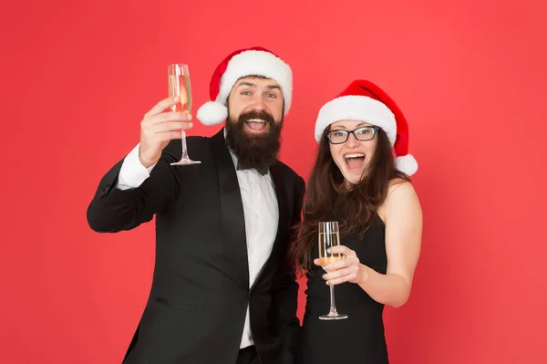 Festa de escritório. Um casal numa festa corporativa. Feliz Ano Novo. Empresário barbudo em smoking e menina elegante vestido bebendo espumante vinho tinto fundo. Festa de inverno. Saudações sinceras. Feliz Natal! — Fotografia de Stock