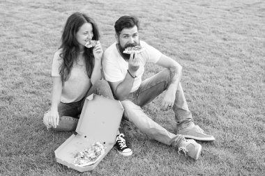 Hızlı yemek. Sakallı adam ve kadın sevimsiz pizza zevk. Pizza ile açık havada dating aşk çift. Aç öğrenciler gıda paylaşımı. Çift yemek pizza çim rahatlatıcı. Yaz piknik kolay ve hızlı fikirler