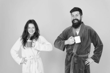 Sakallı adam ve kız kahve fincanı. Çiftler hafta sonunun tadını çıkarır. Dinlenmiş hissediyorlar. Aile hayatı ve rutin. Birbirine aşık çiftler. Aşk ilişkileri. İlişkileri ısıt. Çay saati sabah. Sabah çifti kahve içer.