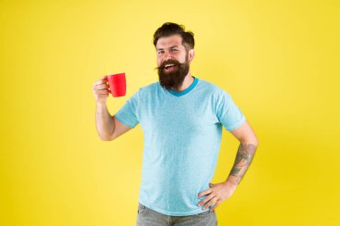 Kahve dükkanı. Sakallı adam sabah kahvesini içer. Çay zamanı. Sütlü cappuccino. Gerçek özel kahve büyük bir iş haline geliyor. Enerji konsepti. Hipster barista sarı arka plan