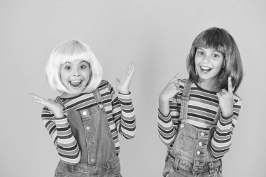 Mutlu küçük kızlar. Anime hayranıyım. Renkli peruklar içinde neşeli arkadaşlar. Anime kongresi. Anime cosplay parti konsepti. Animasyon tarzı renkli grafikler canlı karakterler fantastik temalar karakterize