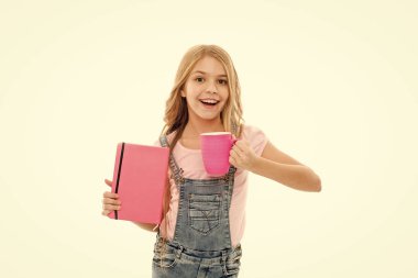 Kitap ya da not defteri ve kupa ile kız öğrenci çay molası. Su dengesi kavramı. Okul dersten önce çay ın tadını çıkarmak. Rahatlayın ve şarj edin. İlham verici bir içki. Kız sevimli çocuk uzun saç içmek kakao veya çay