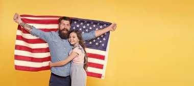 Senin ve benim için özgürlük. Amerikalılar bağımsızlık gününü nasıl kutlarlar? Baba Amerikan sakallı hipster ve Abd bayrağı ile sevimli küçük kızı. Bağımsızlık mutluluktur. Bağımsızlık günü tatili
