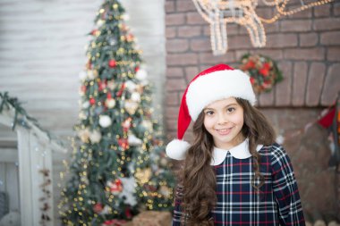 Ben sadece çok tatlıyım. Mutlu çocuk Noel 'i ve yeni yılı kutluyor. Noel ağacında gülümseyen küçük Noel Baba kızı. Mutlu bayramlar. Mutlu Noeller. Mutlu yıllar.