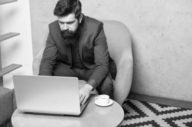 Internet devrimine katılmak için bir dizüstü bilgisayar açmanız gerekir. İşadamı dizüstü bilgisayar üzerinde çalışıyor. Profesyonel dizüstü bilgisayar tamircisi veya teknoloji işçisi. Ofiste dizüstü bilgisayar kullanan sakallı adam