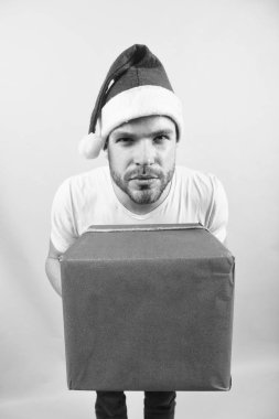 Maço kırmızı şapka tutun hediye paketi sarılmış