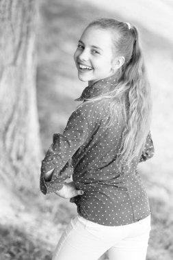 Küçük çocuk yürüyüş parkından hoşlanır. Hafta sonu vakti. Kız kaygısız çocuk. Yaz tatilleri. Duygusal çocuk doğa arka plan. Çocuk bakımı. Dinlenmek için tatil zamanı. Olumlu duygular. Parkta dinlenen küçük kız