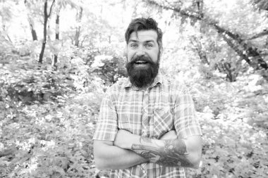 Basit ve rahat. Doğal manzara rahat rahat tarzı nda sakallı adam. Hipster tatil seyahati sırasında rahat hissediyor. Yaz sezonunun keyfini rahat ve ücretsiz