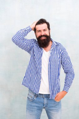 Sakallı, olgun bir hippi. Tarzına güveniyor. Mutlu sakallı adam. Denim bak. Sıradan erkek modası. Gerçek erkekler için berber bakımı. Bıyıklı vahşi hippi.