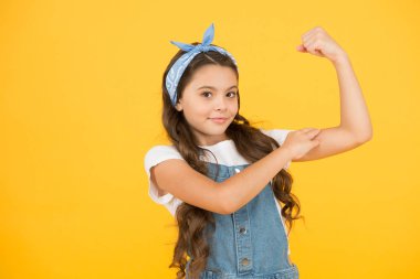 Şirin küçük çocuk moda kızı. Moda aksesuarları. Güç. Güçlü bebek. Moda modası. Yaz tatili. Uzun kıvırcık saçlı kız bandana düğümü. Küçük moda düşkünü. Mutlu bir çocukluk. Modern gençlik kıyafetleri