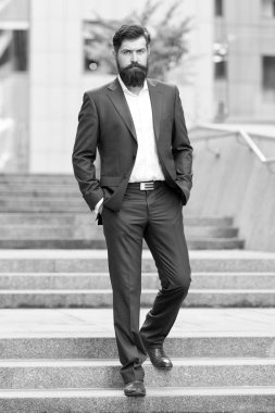 Kurucu başarılı iş. İş dünyasını fethedin. Sakallı adam işe gidiyor. Modern şehirde iş adamı. İş gününün başlangıcı. Başarı için motive. Ofis çalışanı güvenle merdivenlere adım