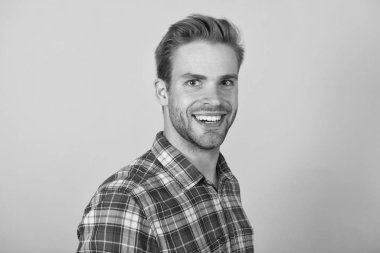 Rahat hissediyorum. Moda mağazası. Erkek giyim ve şık giyim. Adam yakışıklı rahat tarzı. Günlük kıyafet. Kıyafet dükkanı. Adam rahat kıyafetler giyer. Gündelik kavram. Black Friday toplam satış