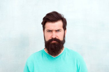 Katı bir yüz. Dünyanın dört bir yanındaki erkek güzelliği algıları. Sakallı, hippi tarzı, sakallı, gri bir geçmişi var. Güzel sakal ve bıyık bakımı. Hipster görünümü. Sakal ve berber konsepti