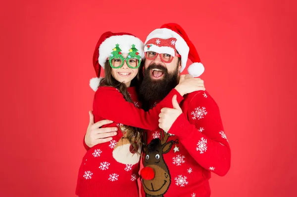 Upřímně blahopřeji. vousatý táta a dítě s červeným pozadím. Vánoční večírek. oslava nového roku. rodina na zimní dovolenou. Šťastný otec a dcera milují Vánoce. malá dívka a táta Santa klobouk — Stock fotografie