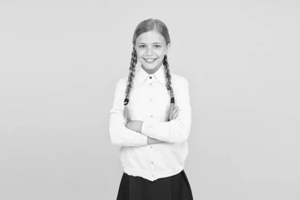 Schoolmeisje gelukkig lachende pupil lang haar. Begin van het academiejaar. Educatieve activiteit. Homeschooling of een bezoek aan de reguliere school. Efficiëntie van studeren. Schattig schoolmeisje. Ijverige schoolmeisje — Stockfoto