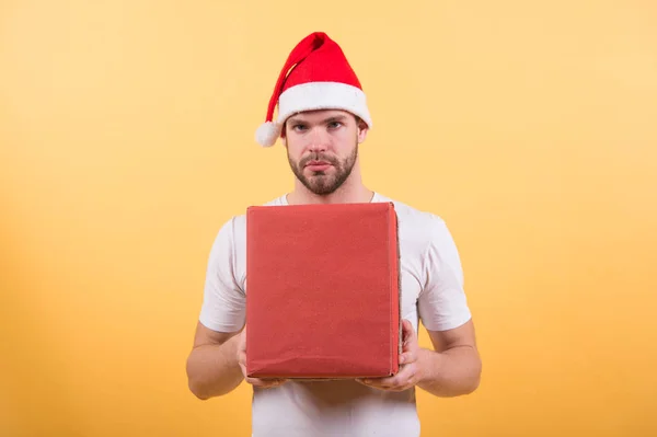 E 'enorme. attraente Babbo Natale consegnare il tuo regalo. regalo segreto da uomo sexy. scatola regalo di Natale. concetto di giornata di boxe. macho uomo dopo lo shopping. Un regalo per te. felice anno nuovo. Natale tempo di shopping — Foto Stock