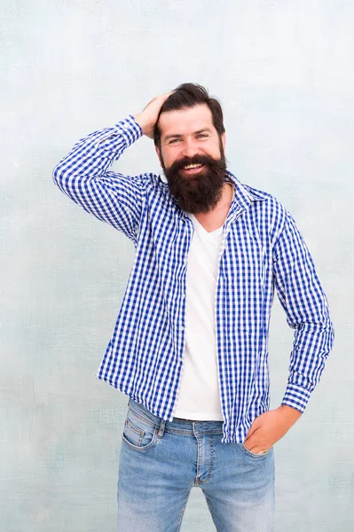 Volwassen hipster met baard. vertrouwen in zijn stijl. Gelukkige man met een baard. Denim kijk. Mannelijke casual mode stijl. kapper zorg voor echte mannen. brutale hipster met snor — Stockfoto