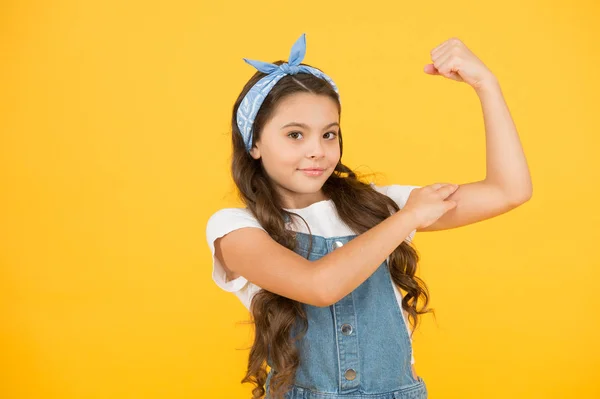 Menina de moda infantil bonito. Acessórios de moda. Poder. Um bebé forte. Tendência moda. Férias. Menina longo cabelo encaracolado bandana nó. Pequena fashionista. Feliz infância. Roupa adolescente moderna — Fotografia de Stock