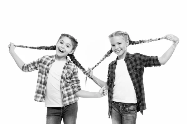 Τόσο μακριά μαλλιά. Τα χαρούμενα κοριτσάκια φοράνε πλεξούδες. Χαριτωμένες μικρές κοτσίδες μαλλιών. Πολυτελή extensions μαλλιών. Κομμωτήριο για παιδιά — Φωτογραφία Αρχείου