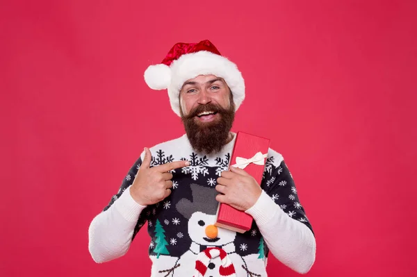 Frohes neues Jahr. Weihnachtsgeschenk-Konzept. Mann feiert Feiertag mit Geschenkbox. Hipster im Winterpullover. Shopping-Zufriedenheit. Respektieren Sie Traditionen. Frohe Weihnachten. Saisonrabatt. Geschenk vom Weihnachtsmann — Stockfoto