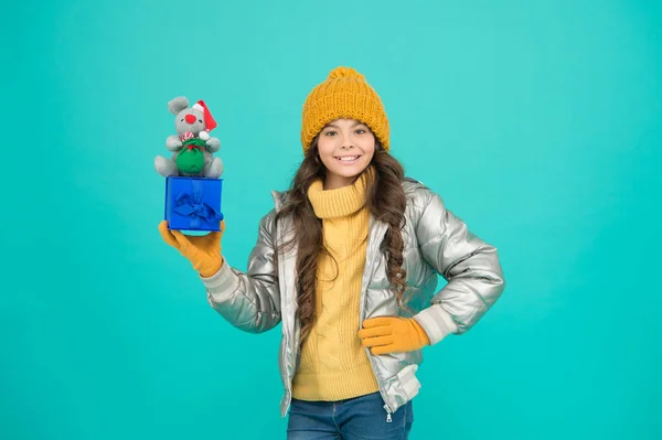 Sentirsi grati per il buon regalo. moda bambino in giacca di puffer alla moda. vestiti caldi invernali. bonus di acquisto online. felice bambina presente. shopping durante il periodo natalizio. Buon Natale a tutti. felice anno nuovo — Foto Stock