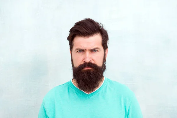 Cara rígida. Percepções da beleza masculina em todo o mundo. Homem barbudo hipster elegante barba fundo cinza. Barba elegante e cuidado bigode. Aparência de Hipster. Barba de moda e conceito barbeiro — Fotografia de Stock