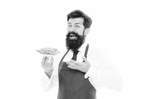 Hij bedoelt koken. Baard man aanwezig schotel. Professionele kok geïsoleerd op wit. Chef in keukenschort. Koken en bereiden van voedsel. Restaurant en kantine. Eten catering. Kook zal je eten geven. — Stockfoto