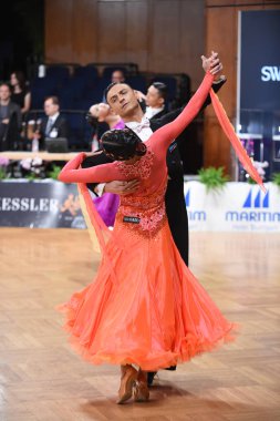 Alman Açık Şampiyonası 'nda Grand Slam Standart sırasında dans eden kimliği belirsiz bir çift.