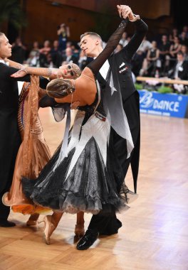 Alman Açık Şampiyonası 'nda Grand Slam Standart sırasında dans eden kimliği belirsiz bir çift.